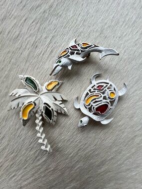 SET OF 3 VINTAGE ENAMEL PINS / DOLPHIN TURTLE & PALM TREE